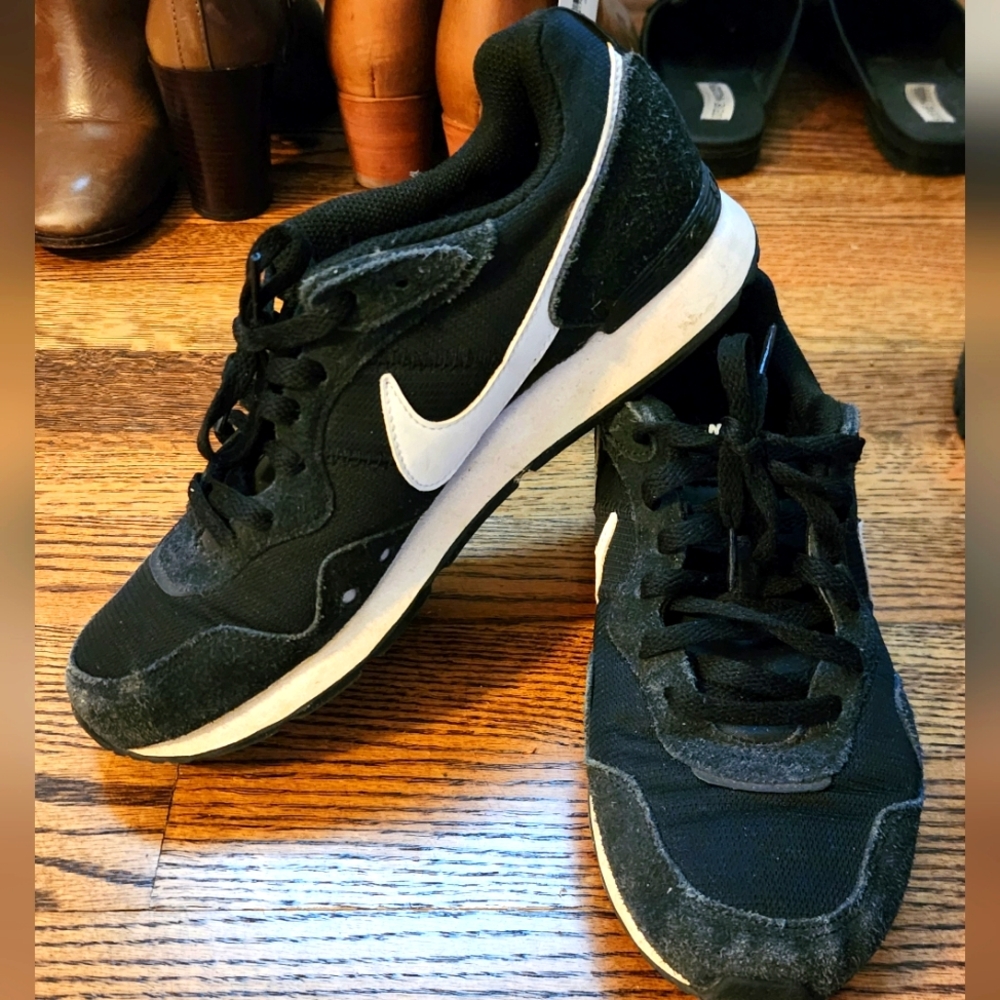 Nike Black and White Venture Runners, Size 8.5